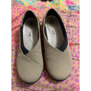 Clarks Cloudsteppers Beige Black Perforated Slip On Flats Women's Size 6